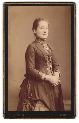 Fotografie C. A. Müller, Berlin, Chausseestr. 40, Junge Dame im Kleid mit Armreifen