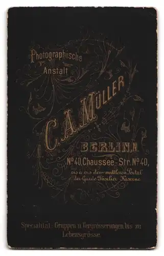 Fotografie C. A. Müller, Berlin, Chausseestr. 40, Junge Dame im Kleid mit Armreifen