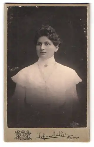 Fotografie Johs. Müller, Bonn, Franziskanerstrasse 5, Hübsche Frau im weissen Kleid mit dunklen Haaren