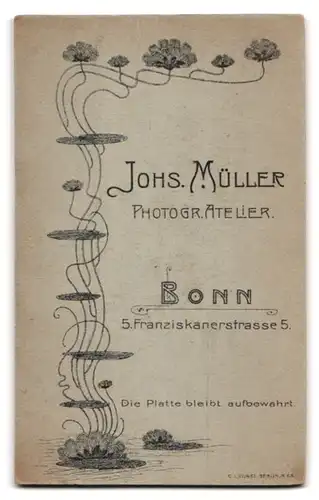 Fotografie Johs. Müller, Bonn, Franziskanerstrasse 5, Hübsche Frau im weissen Kleid mit dunklen Haaren