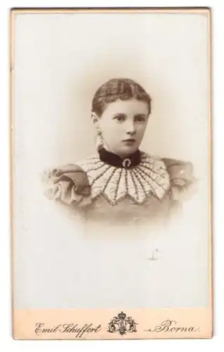 Fotografie Emil Schuffert, Borna, Am Bahnhof, Junge Frau im Kleid mit Halsband und Ohrringen