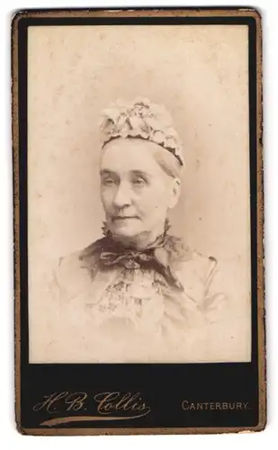 Fotografie H. B. Collis, Canterbury, St. Georges St. 46, Ältere Dame im Kleid mit Blumenmütze