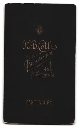 Fotografie H. B. Collis, Canterbury, St. Georges St. 46, Ältere Dame im Kleid mit Blumenmütze