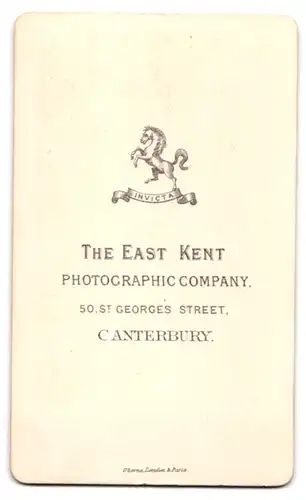 Fotografie The East Kent, Canterbury, 50, St. Georges Street, Ältere Dame im dunklen Kleid mit Blumenmütze