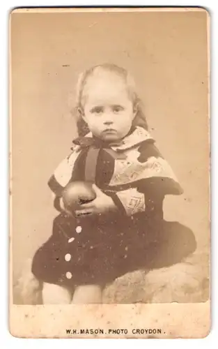 Fotografie W. H. Mason, Croydon, 89, George Street, Kleines Mädchen im Kleid mit Ball in der Hand
