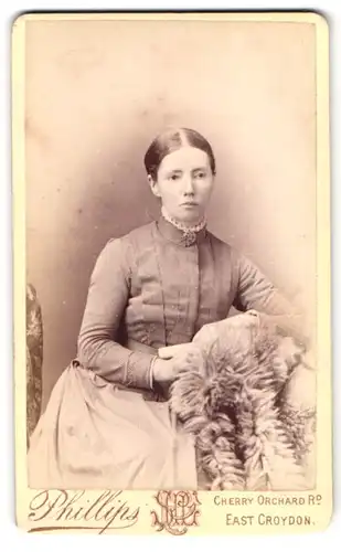 Fotografie S. P. L. Phillips, Croydon, East Croydon Station, Junge Frau in grauer Bluse mit zusammengesteckten Haaren