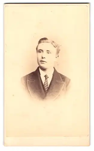 Fotografie The Imperial French, London, 352, Strand, Junger Mann im Anzug mit gestreifter Krawatte