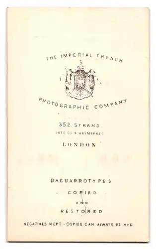 Fotografie The Imperial French, London, 352, Strand, Junger Mann im Anzug mit gestreifter Krawatte