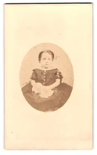 Fotografie The Imperial French, London, 352, Strand, Frau im Kleid in sitzender Position