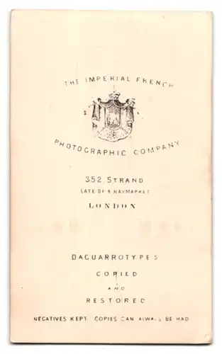 Fotografie The Imperial French, London, 352, Strand, Frau im Kleid in sitzender Position