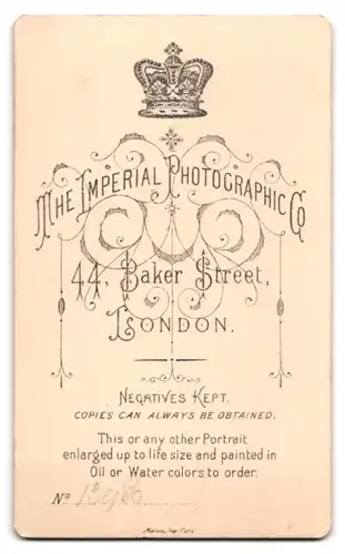 Fotografie The Imperial, London, 44, Baker Street, Junger Mann im Anzug mit gestylten Haaren