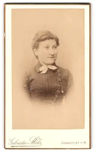 Fotografie Gebrüder Mohn, Frankfurt a. M., grosse Eschenheimerstr. 41, Frau im Kleid mit Halstuch