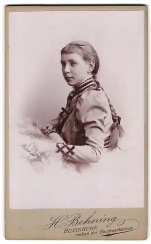 Fotografie H. Behning, Buxtehude, neben der Baugewerkschule, Hübsche Frau im Kleid mit Zopf