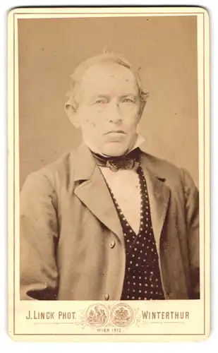Fotografie J. Linck, Winterthur, Älterer Mann im Anzug mit gepunkteter Weste