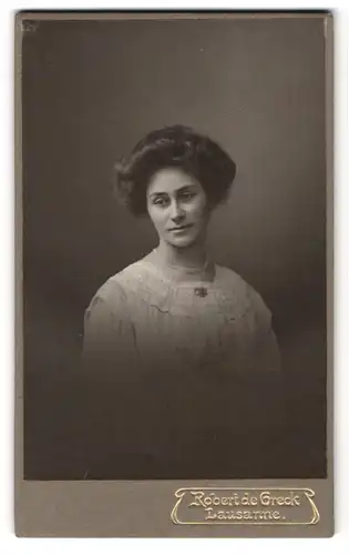 Fotografie Robert de Greck, Lausanne, Grand Pont 4, Frau im weissen Kleid mit Föhnfrisur, Halskette