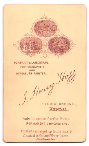 Fotografie J. H. Hogg, Kendal, Frau im Kleid mit Spitzkragen und Locken