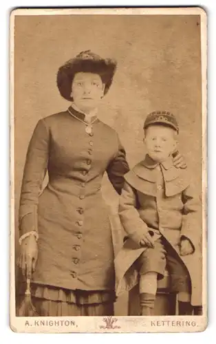Fotografie A. Knighton, Kettering, 88, High Street, Dame mit Pelz-Cowboyhut neben Ihrem Sohn
