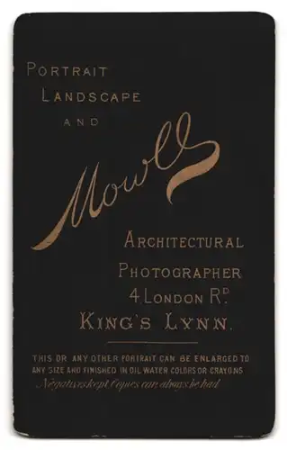 Fotografie Mowll, King`s Lynn, 4. London Rd., Knabe in eleganter Kleidung mit einer Peitsche
