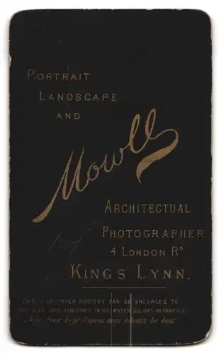 Fotografie Mowll, King`s Lynn, 4. London Rd., Ältere Dame in eleganter Kleidung mit einem Buch