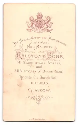 Fotografie Ralston & Sons, Glasgow, 141, Sauchiehall Street, Kleines Mädchen im elegante Kleid stehend auf einem Stuhl