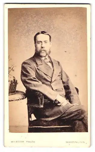Fotografie Webster, Warrington 33, Bridge Street, Eleganter Mann im Anzug mit Vollbart in sitzender Position