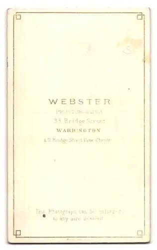 Fotografie Webster, Warrington 33, Bridge Street, Eleganter Mann im Anzug mit Vollbart in sitzender Position