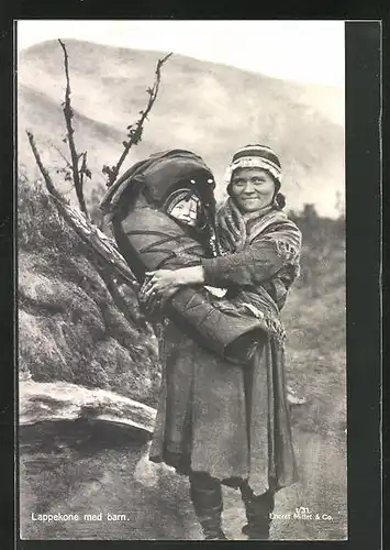 AK Lappekone med barn, norwegische Mutter mit eingepacktem Säugling