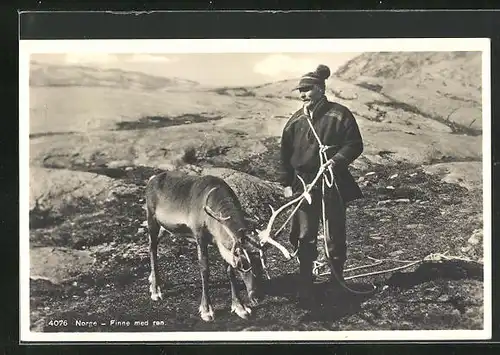 AK Finne med ren, Mann in norwegischer Tracht mit Rentier