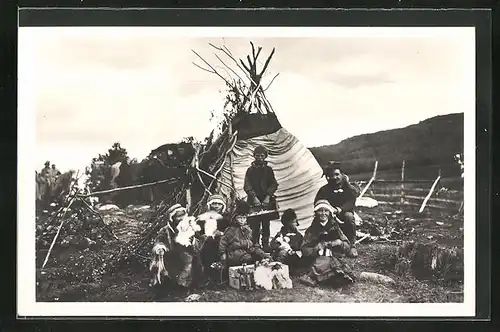 AK Familie in norwegischer Tracht im Lappenlager