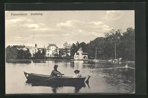 AK Franzensbad, Stadtteich mit einem Boot