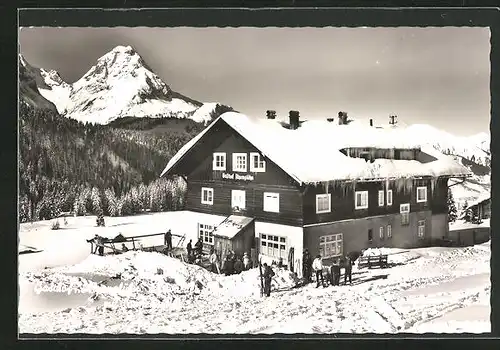 AK Ehrwald, Gasthof Alpenglühn mit Sonnenspitze im Schnee