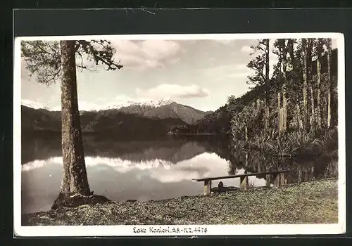 AK Lake Kanieri, Sitzbank am See mit Bergpanorama