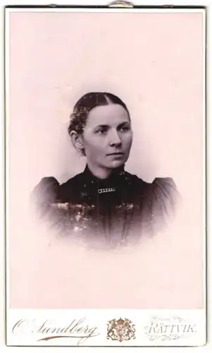 Fotografie O. Sundberg, Rättvik, junge Frau in Puffärmelkleid