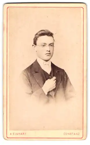 Fotografie A. Einhart, Constanz, junger Mann mit Brille und Anzug
