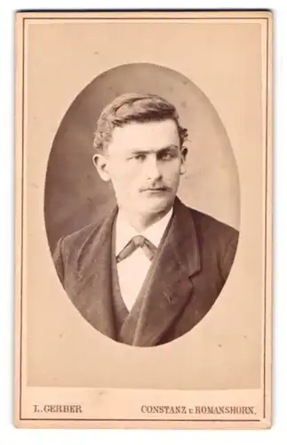 Fotografie L. Gerber, Constanz, skeptisch blickender Herr im Anzug