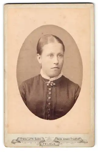 Fotografie Franz Lüthi, St. Gallen, Feldle am neuen Friedhof, Junge Dame mit strenger Frisur