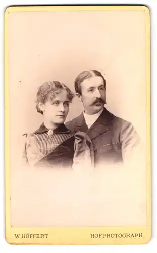 Fotografie W. Höffert, Hannover, Georg-Strasse 14, Ehepaar im feinen Zwirn