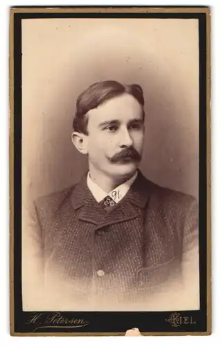 Fotografie H. Petersen, Kiel, Dänische Strasse 42, junger Herr mit gescheiteltem Haar