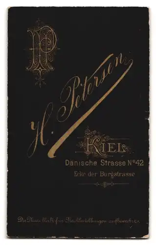 Fotografie H. Petersen, Kiel, Dänische Strasse 42, junger Herr mit gescheiteltem Haar