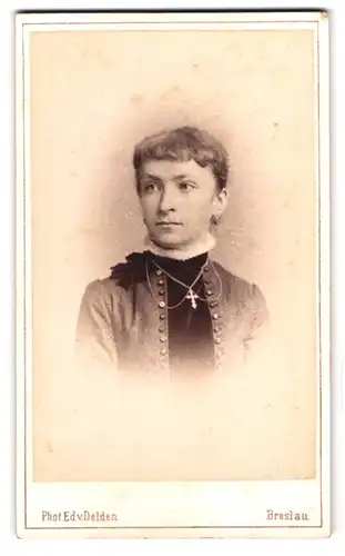 Fotografie v. Delden, Breslau, Gartenstrasse 15a, bürgerliche Frau im Kragenkleid