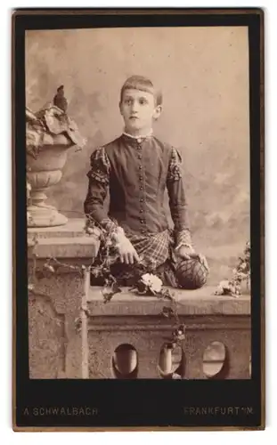 Fotografie A. Schwalbach, Frankfurt a. M., Eschersheimerlandstrasse 5, Mädchen mit Spielball