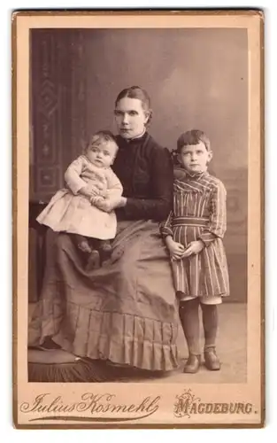 Fotografie Julius Kosmehl, Magdeburg, Alte Ulrichsstrasse 3, Mutter mit ihren beiden Kindern
