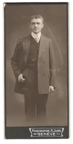 Fotografie A. Jung, Genève, junger Mann im Anzug und Taschenuhr