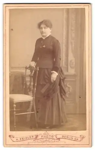 Fotografie H. Zeidler, Berlin, Jerusalemstrasse 59, Frau im taillierten Kleid mit Fächer