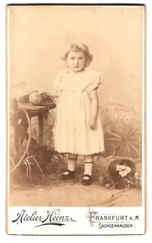 Fotografie Atelier Heinz, Frankfurt a. M., Brückenstrasse 54, kleines Mädchen mit Spielball