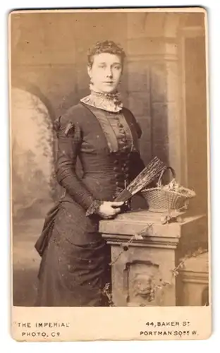 Fotografie Imperial Photographic Co., London, 44 Baker Street, Dame mit Fächer und Blumenkorb