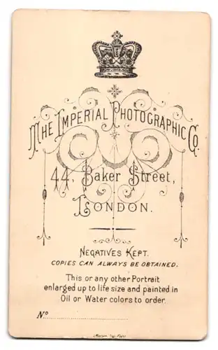 Fotografie Imperial Photographic Co., London, 44 Baker Street, Dame mit Fächer und Blumenkorb