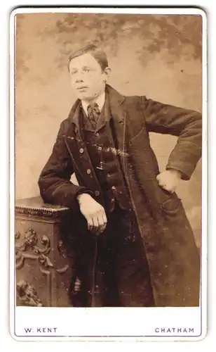 Fotografie W. Kent, Chatham, 19 Military Road, junger Gentleman an Säule lehnend