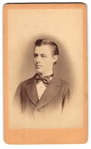 Fotografie Carl Siemsen, Hamburg-St. Georg, Steindamm 157, junger Mann trägt Anzug und Fliege