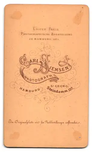 Fotografie Carl Siemsen, Hamburg-St. Georg, Steindamm 157, junger Mann trägt Anzug und Fliege